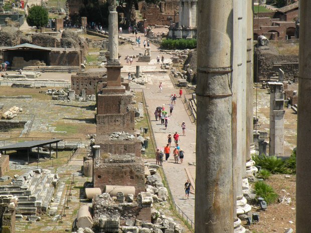  touristes parmi les ruines du forum